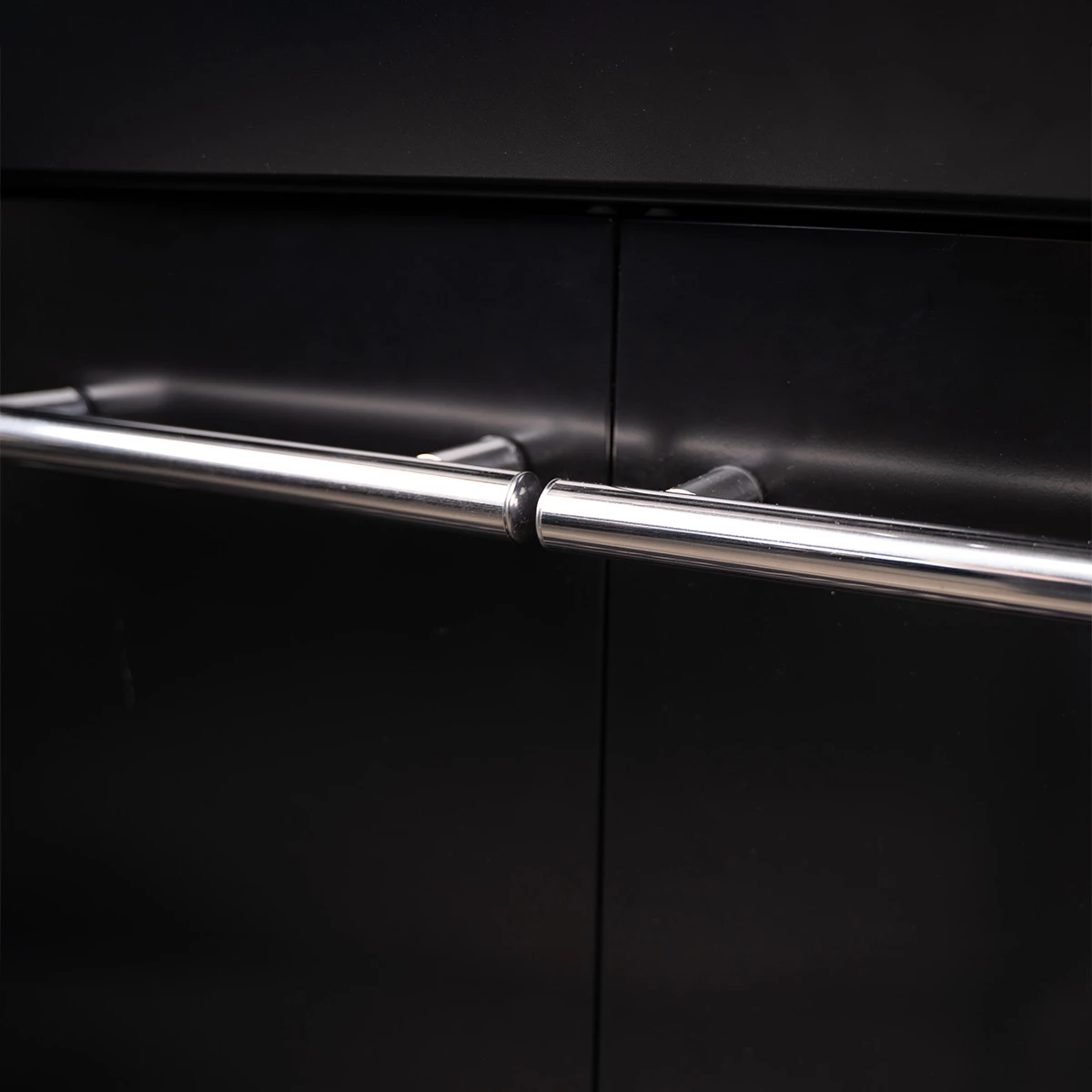 SANTOS S-518 Mit Seiten- Und Heckbrenner, Schwarz, Inkl. Drehspieß, Rostheber & Silikonablage 11 SANTOS S-518 Mit Seiten- Und Heckbrenner, Schwarz, Inkl. Drehspieß, Rostheber & Silikonablage – Bild 11