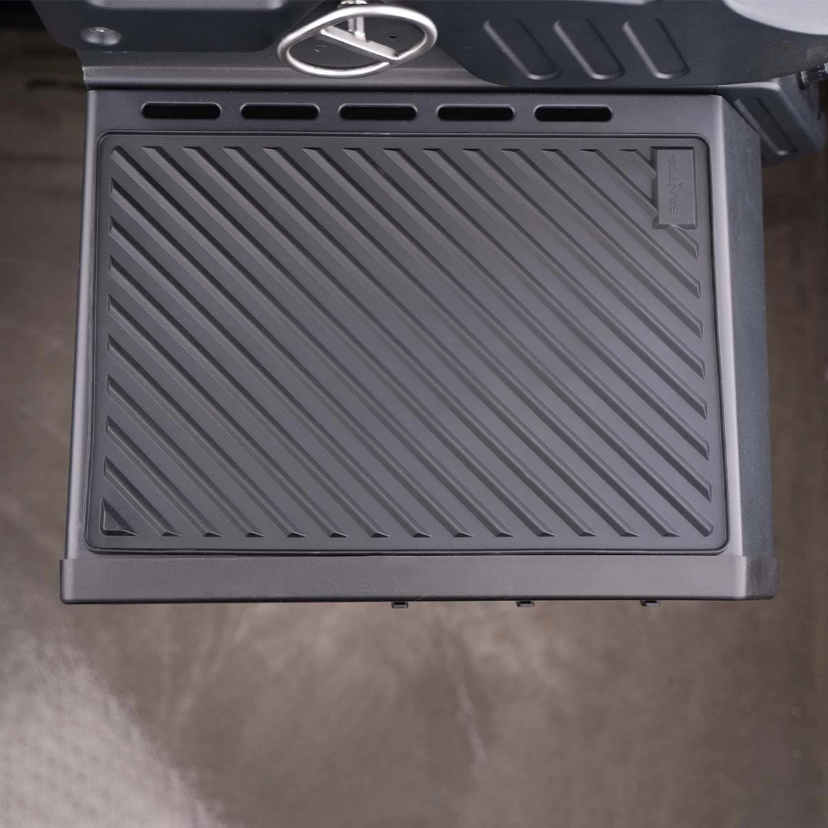 SANTOS S-418 All Black | Seiten- & Heckbrenner | Komplett Schwarz Inkl. Drehspieß, Rostheber & Silikonablage 8 SANTOS S-418 All Black | Seiten- & Heckbrenner | Komplett Schwarz Inkl. Drehspieß, Rostheber & Silikonablage – Bild 8