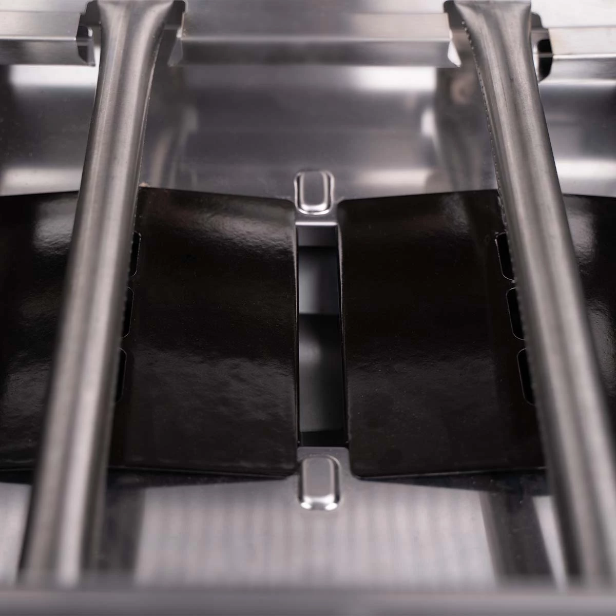 SANTOS S-418 All Black | Seiten- & Heckbrenner | Komplett Schwarz Inkl. Drehspieß, Rostheber & Silikonablage 7 SANTOS S-418 All Black | Seiten- & Heckbrenner | Komplett Schwarz Inkl. Drehspieß, Rostheber & Silikonablage – Bild 7