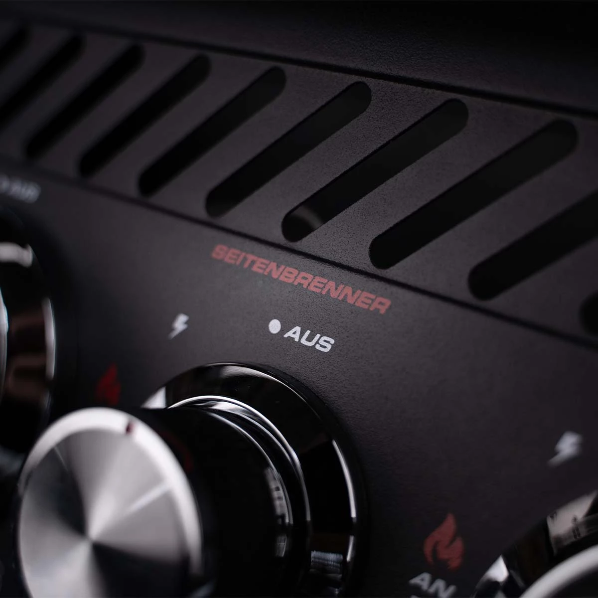 SANTOS S-518 All Black Mit Seiten- Und Heckbrenner, Schwarz, Inkl. Drehspieß, Rostheber & Silikonablage & Graviertes ZWILLING Pro Messer 4 SANTOS S-518 All Black Mit Seiten- Und Heckbrenner, Schwarz, Inkl. Drehspieß, Rostheber & Silikonablage & Graviertes ZWILLING Pro Messer – Bild 4