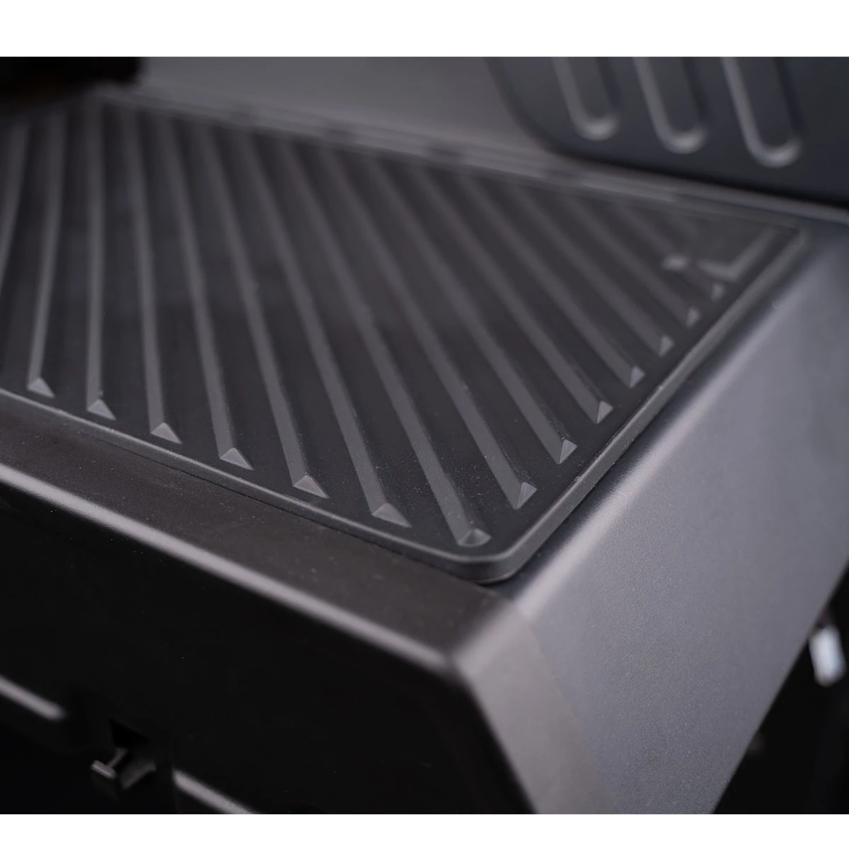 SANTOS S-518 Mit Seiten- Und Heckbrenner, Schwarz, Inkl. Drehspieß, Rostheber & Silikonablage 7 SANTOS S-518 Mit Seiten- Und Heckbrenner, Schwarz, Inkl. Drehspieß, Rostheber & Silikonablage – Bild 7