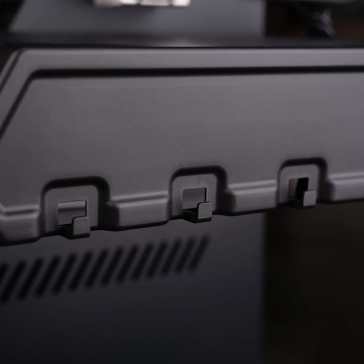 SANTOS S-418 All Black | Seiten- & Heckbrenner | Komplett Schwarz Inkl. Drehspieß, Rostheber & Silikonablage 6 SANTOS S-418 All Black | Seiten- & Heckbrenner | Komplett Schwarz Inkl. Drehspieß, Rostheber & Silikonablage – Bild 6