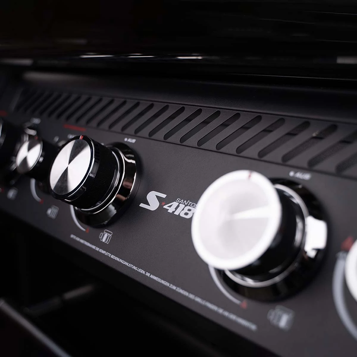 SANTOS S-418 All Black | Seiten- & Heckbrenner | Komplett Schwarz Inkl. Drehspieß, Rostheber & Silikonablage 9 SANTOS S-418 All Black | Seiten- & Heckbrenner | Komplett Schwarz Inkl. Drehspieß, Rostheber & Silikonablage – Bild 9